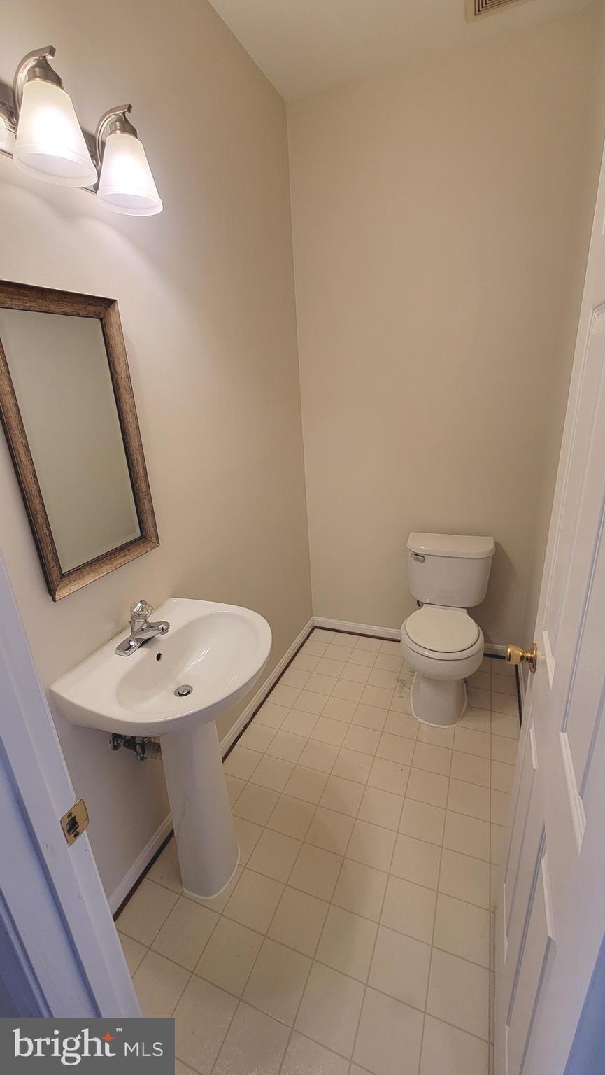 45495 Baggett Terrace Sterling, VA 20166 - Photo 15 of 24 Main level Half Bath
