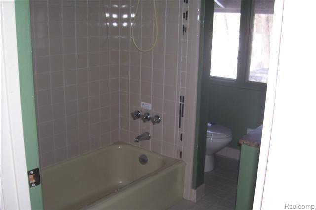1023 Greentree Road Bloomfield Hills, MI 48304 - Photo 3 of 8 BATH