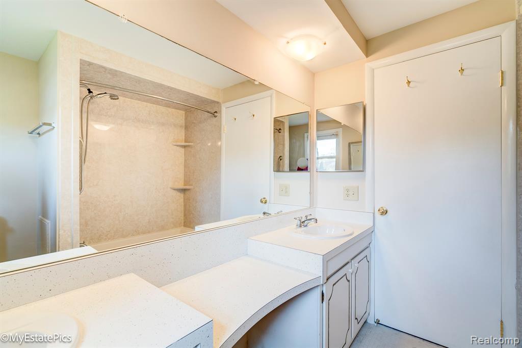 15761 Riverside Street Livonia, MI 48154 - Photo 50 of 62 Gallery Image 50