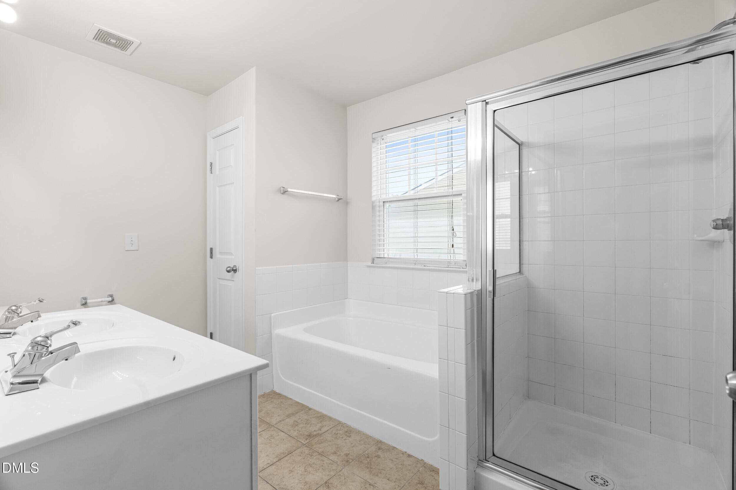 11710 Coppergate Drive, Unit 111 Raleigh, NC 27614 - Photo 14 of 31 a bathroom with a bathtub and a sink