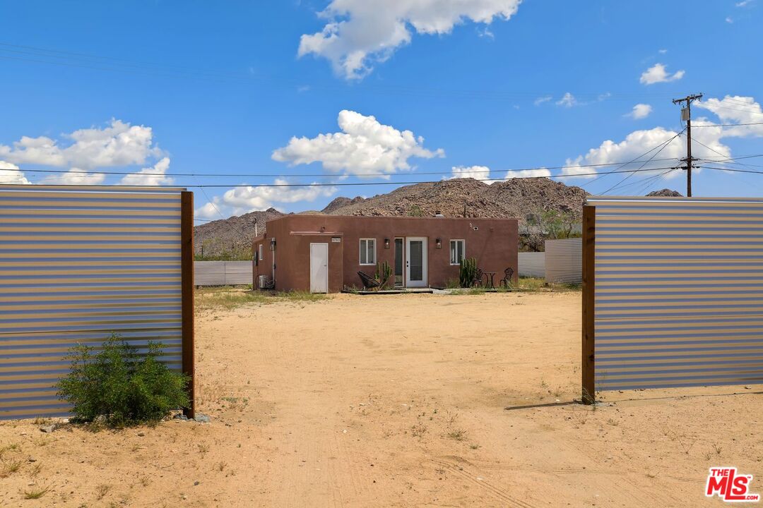 6763 Sunset Road Joshua Tree, CA 92252 - Photo 22 of 31 a view of a house with a yard