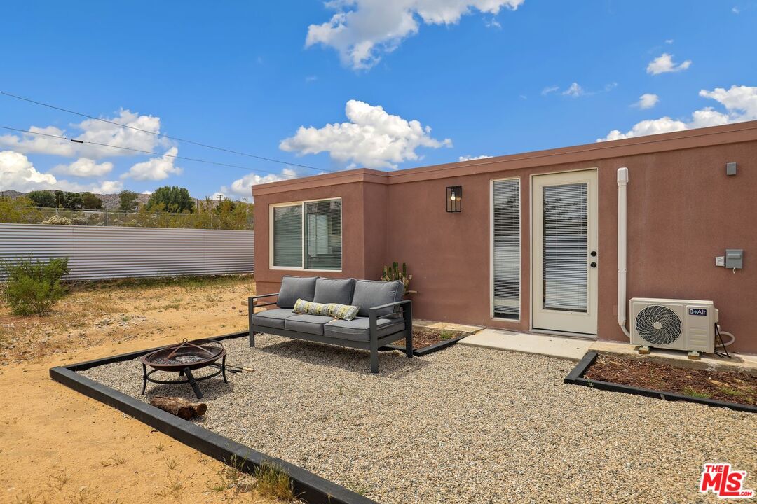 6763 Sunset Road Joshua Tree, CA 92252 - Photo 26 of 31 a living room with furniture