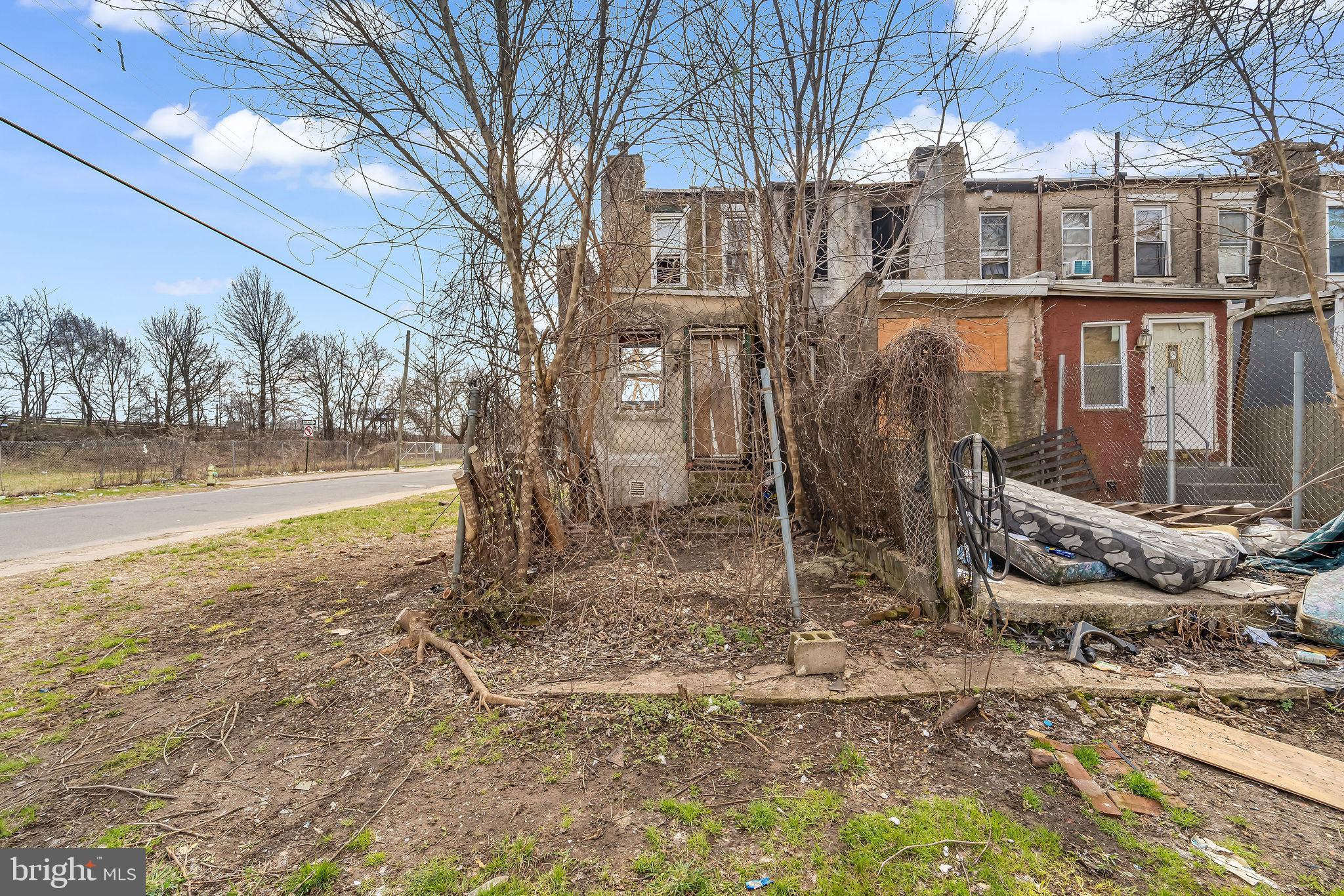 839 Spruce Street Camden, NJ 08103 - Photo 14 of 15 a view of a yard with brick walls