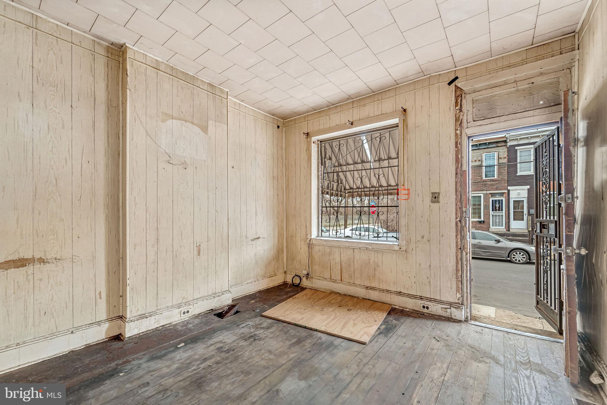 839 Spruce Street Camden, NJ 08103 - Photo 4 of 15 an empty room with windows