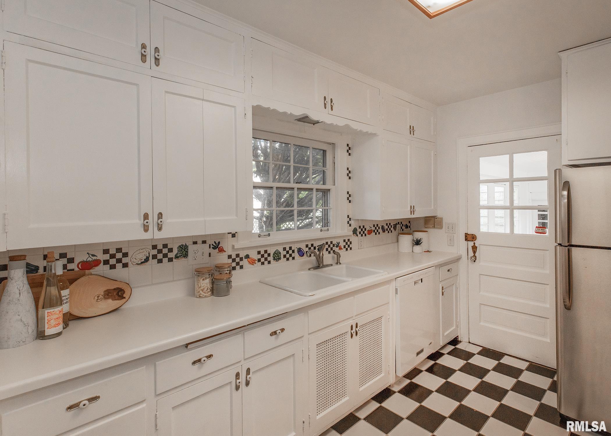 3115 Middle Road Davenport, IA 52803 - Photo 8 of 29 Gallery Image 8