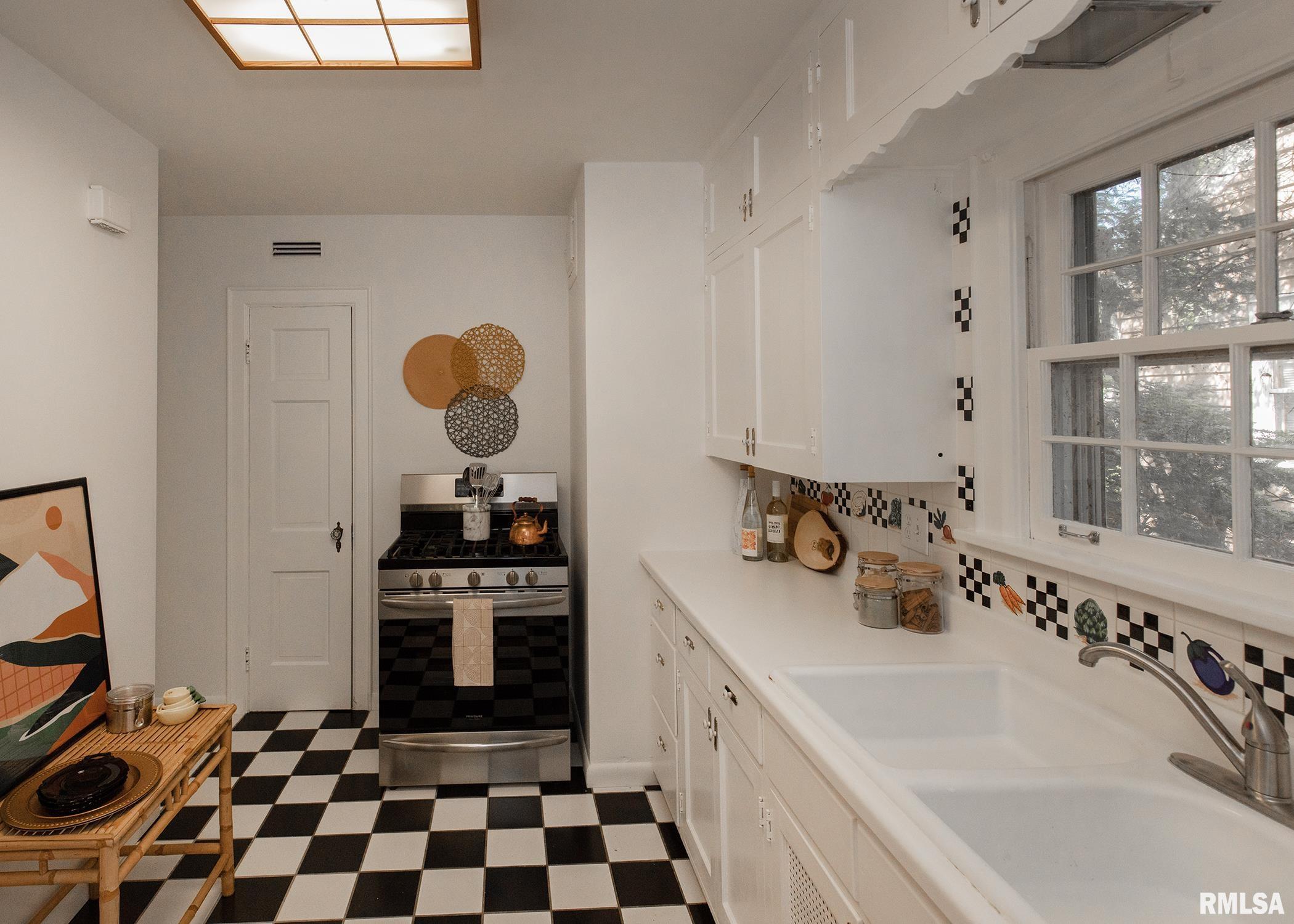 3115 Middle Road Davenport, IA 52803 - Photo 9 of 29 Gallery Image 9
