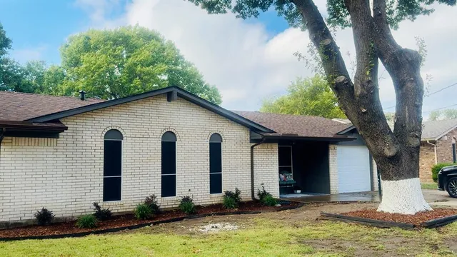 a front view of house with yard