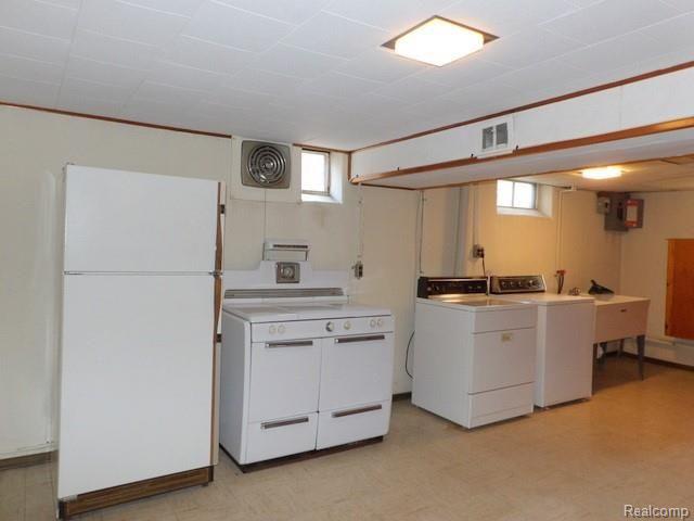 14841 Champaign Road Allen Park, MI 48101 - Photo 35 of 41 33. ADDT’L GAS STOVE + REFRIG TOO (ALL APPL STAY)!