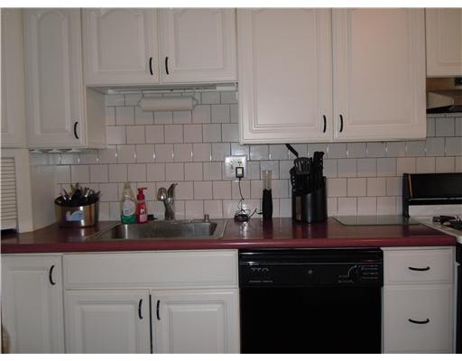 2034 Swallow Hill Road, Unit 316 Pittsburgh, PA 15220 - Photo 4 of 7 Kitchen.