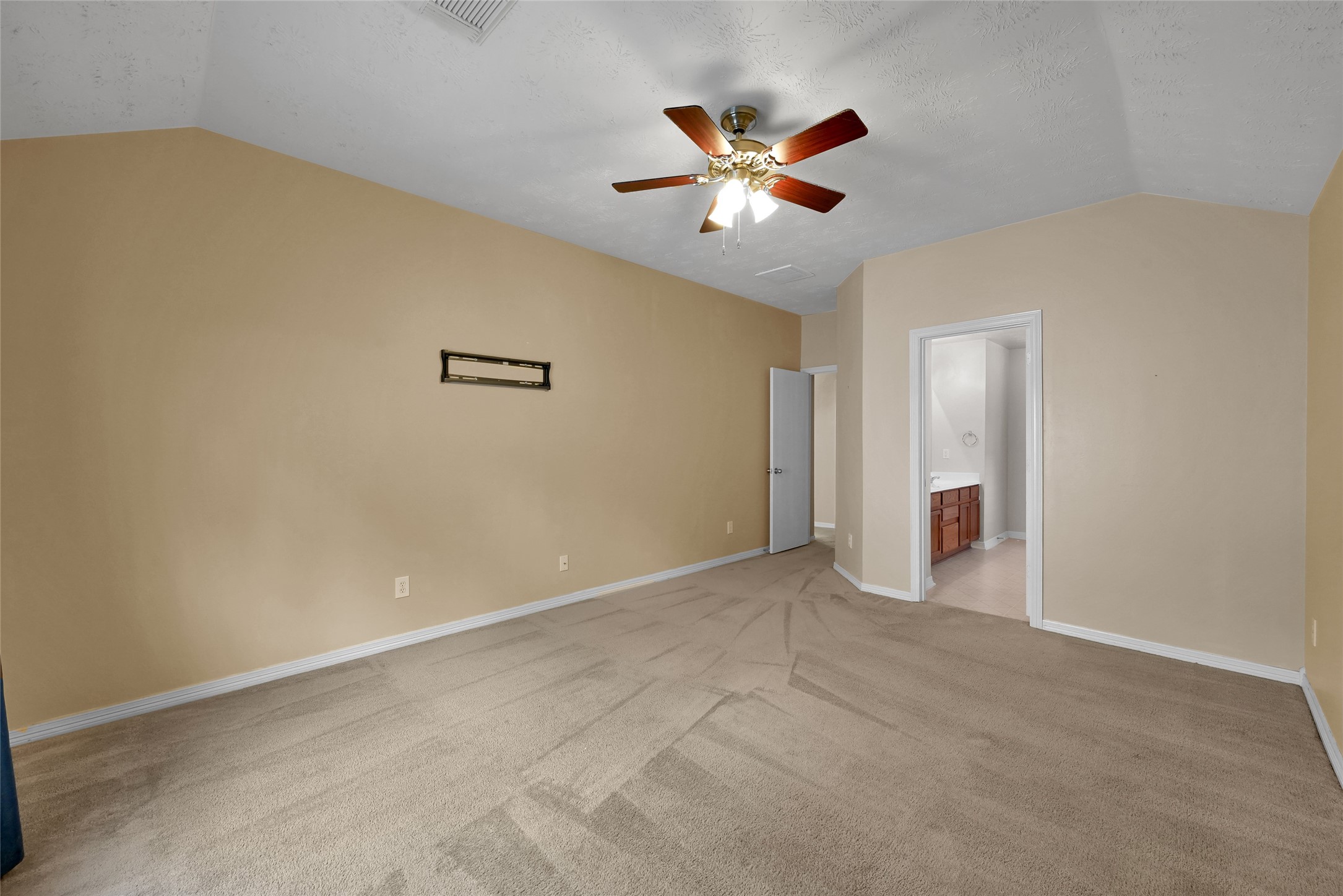 5046 Willow Point Drive Conroe, TX 77303 - Photo 23 of 44 an empty room with closet and fan