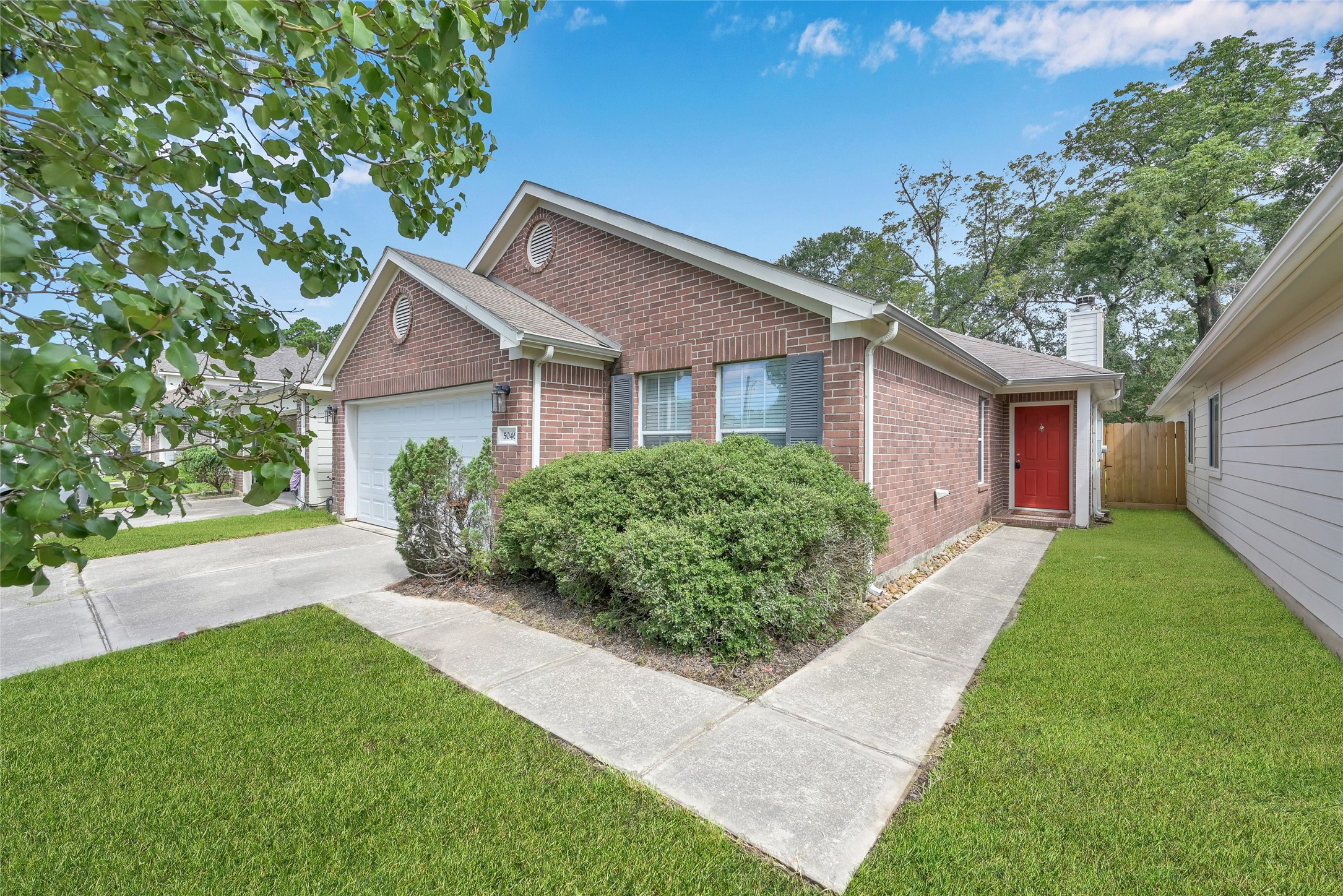 5046 Willow Point Drive Conroe, TX 77303 - Photo 3 of 44 a front view of house with yard and green space