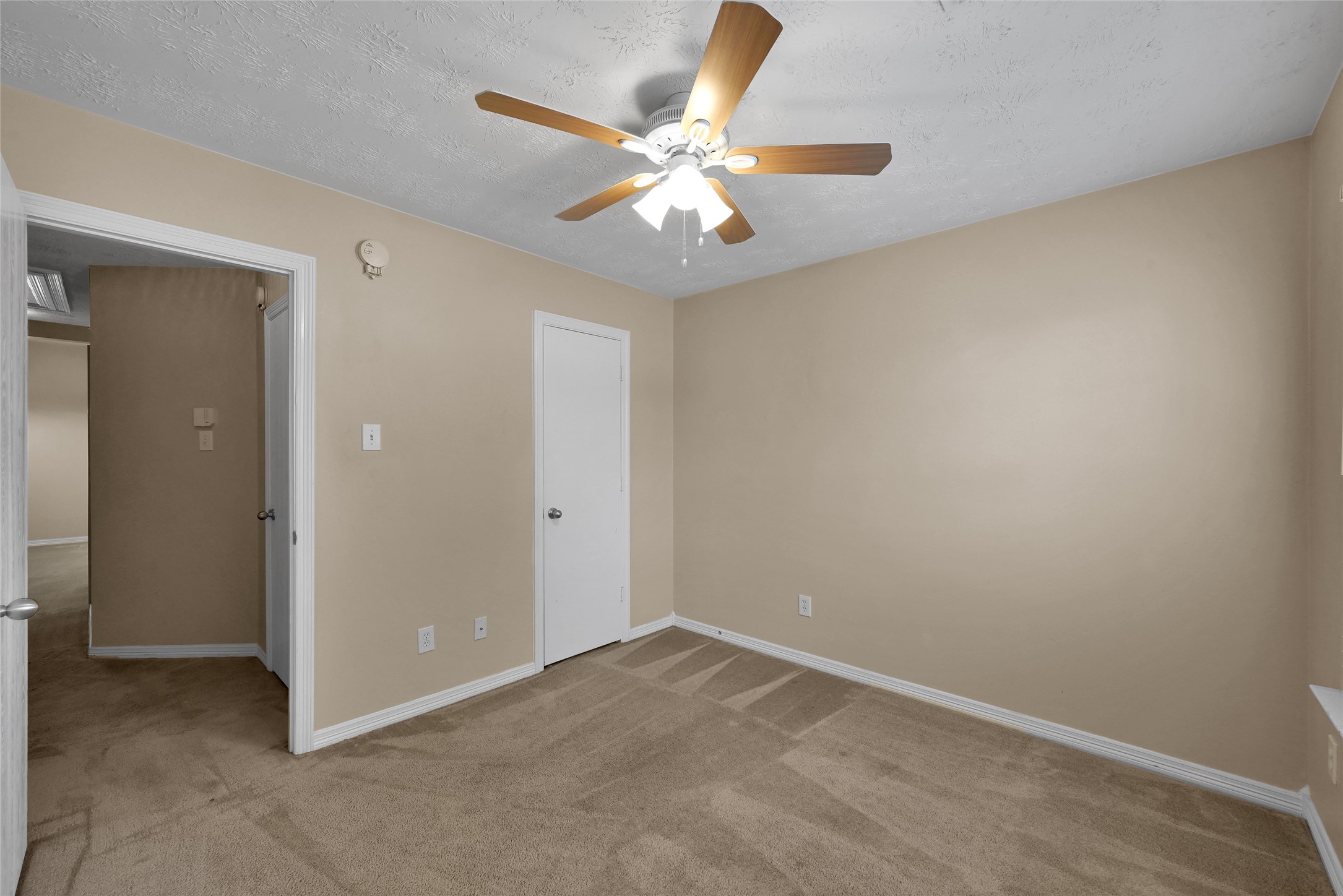 5046 Willow Point Drive Conroe, TX 77303 - Photo 34 of 44 an empty room with closet and a ceiling fan