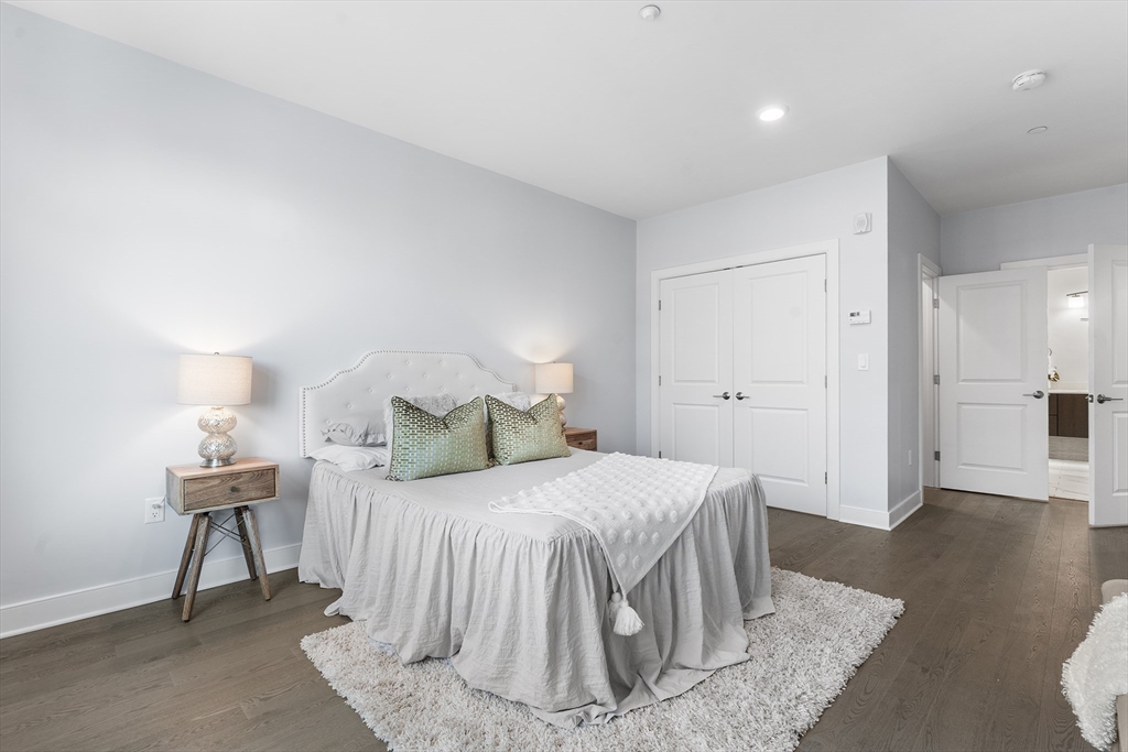 2 Cliveden Street, Unit 405E Quincy, MA 02169 - Photo 10 of 18 a bedroom with a bed and a lamp