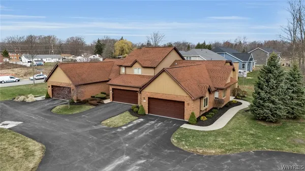 $359,999 | 809 Carriage Lane, Lewiston, NY 14092