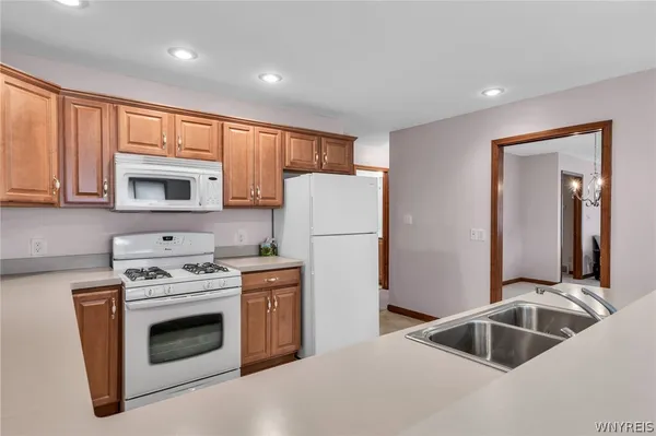 $329,999 | 809 Carriage Lane, Lewiston, NY 14092