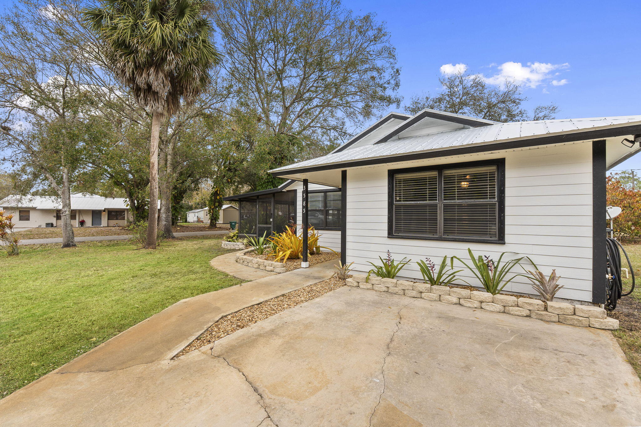 3585 Southeast 8th Street Okeechobee, FL 34974 - Photo 5 of 39 a front view of a house with garden
