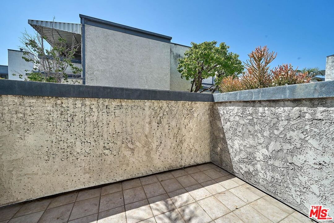 1333 Valley View Road, Unit 25 Glendale, CA 91202 - Photo 8 of 27 a view of a garden