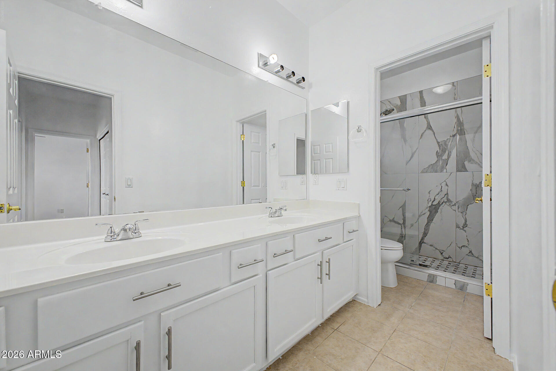 7206 South 12th Way Phoenix, AZ 85042 - Photo 24 of 34 a spacious bathroom with double sink and a mirror
