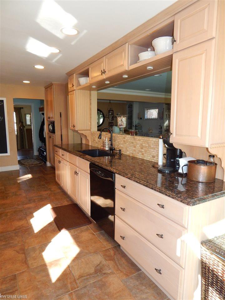 1505 Hampton Road Grosse Pointe Woods, MI 48236 - Photo 12 of 35