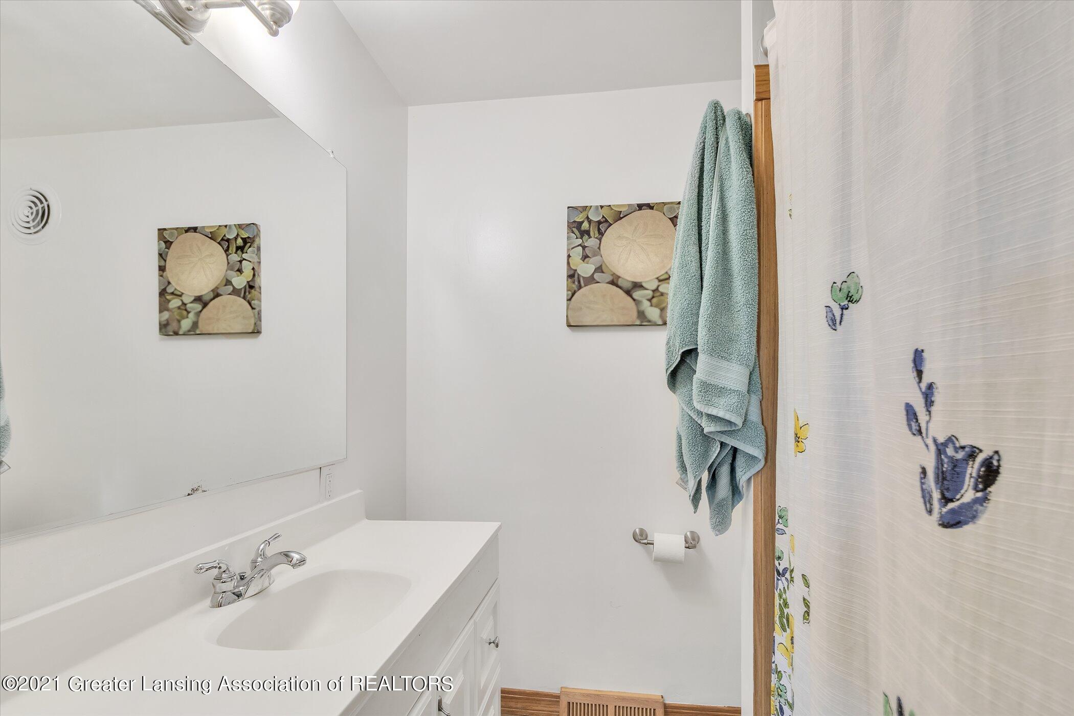 2082 East Alward Road Dewitt, MI 48820 - Photo 18 of 46 19-2082-E-Alward-Rd-WindowStill-Real-Est