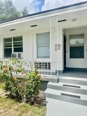 $1,950 | 3 Santillane Avenue, Unit 2, Coral Gables, FL 33134