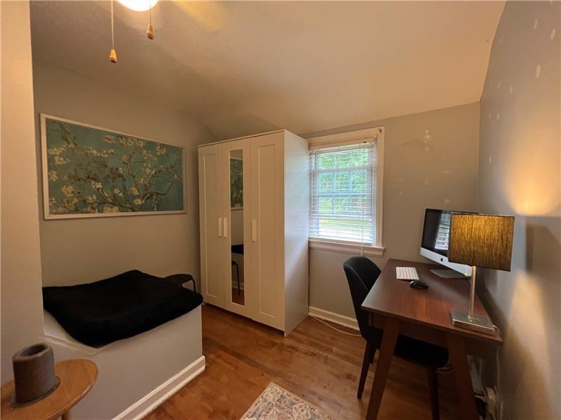117 Virginia Road Pittsburgh, PA 15237 - Photo 22 of 37 a living room with furniture and a lamp