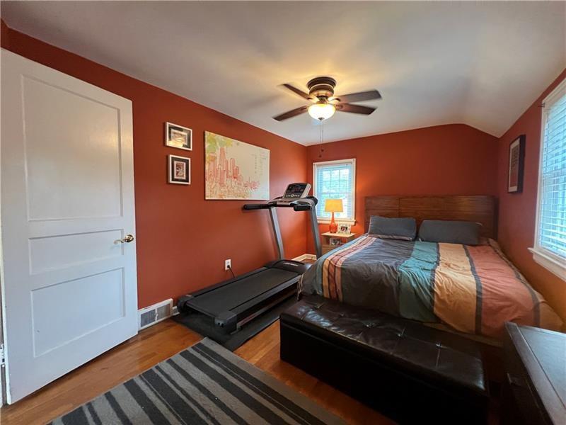 117 Virginia Road Pittsburgh, PA 15237 - Photo 26 of 37 a living room with furniture