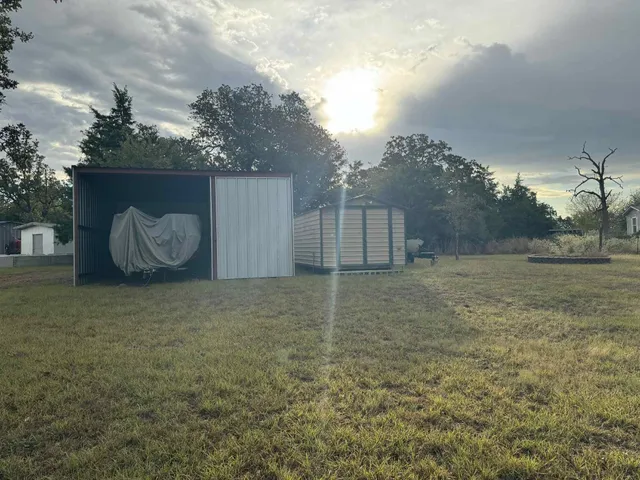 a view of a house with backyard and garden