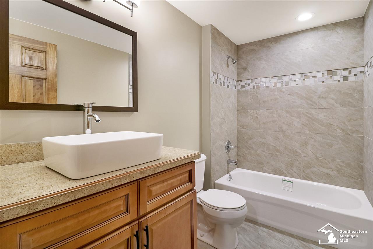 22699 Merriman Road New Boston, MI 48164 - Photo 13 of 40 31366825-12.JPG