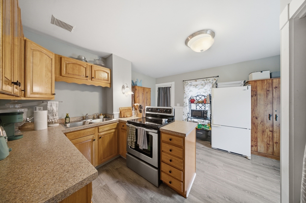 42 South Main Street Uxbridge, MA 01569 - Photo 6 of 41