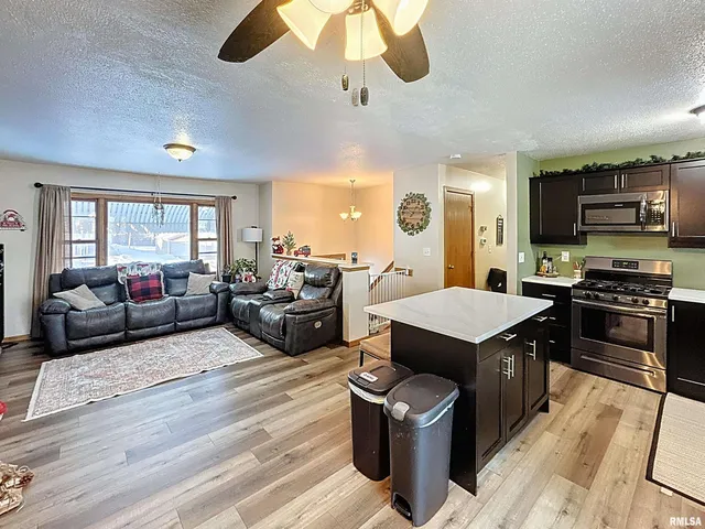 $210,000 | 8119 10th Street West, Rock Island, IL 61201