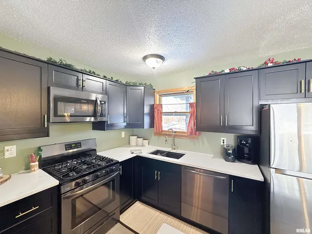 $210,000 | 8119 10th Street West, Rock Island, IL 61201