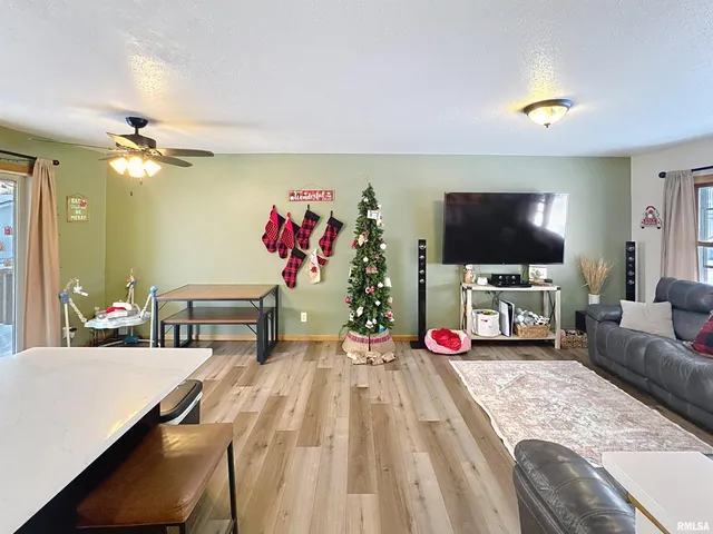 $210,000 | 8119 10th Street West, Rock Island, IL 61201