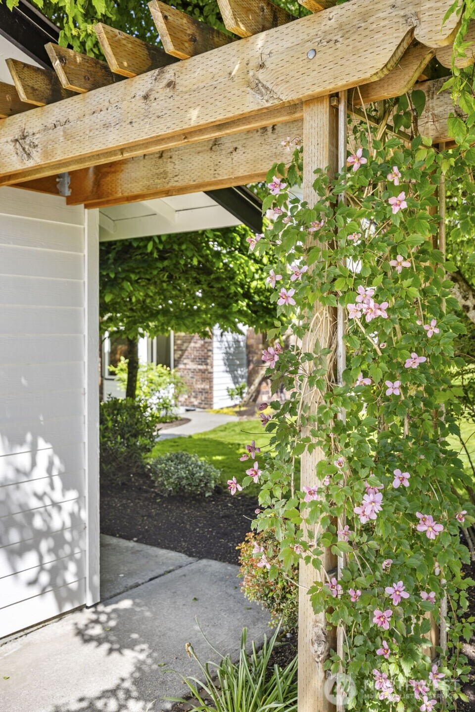121 West Winesap Road Bothell, WA 98012 - Photo 25 of 29 a view of a back yard of the building