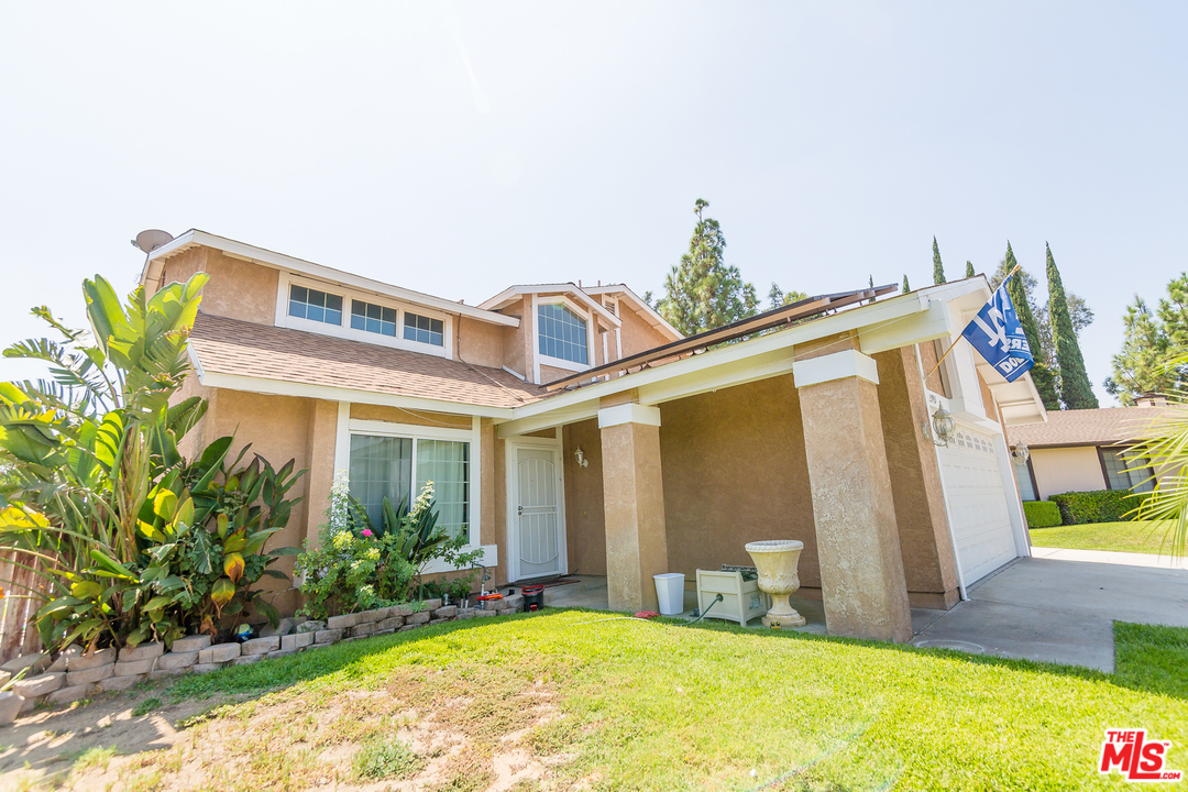 2985 North Chestnut Street Rialto, CA 92376 - Photo 5 of 30 a front view of a house with garden