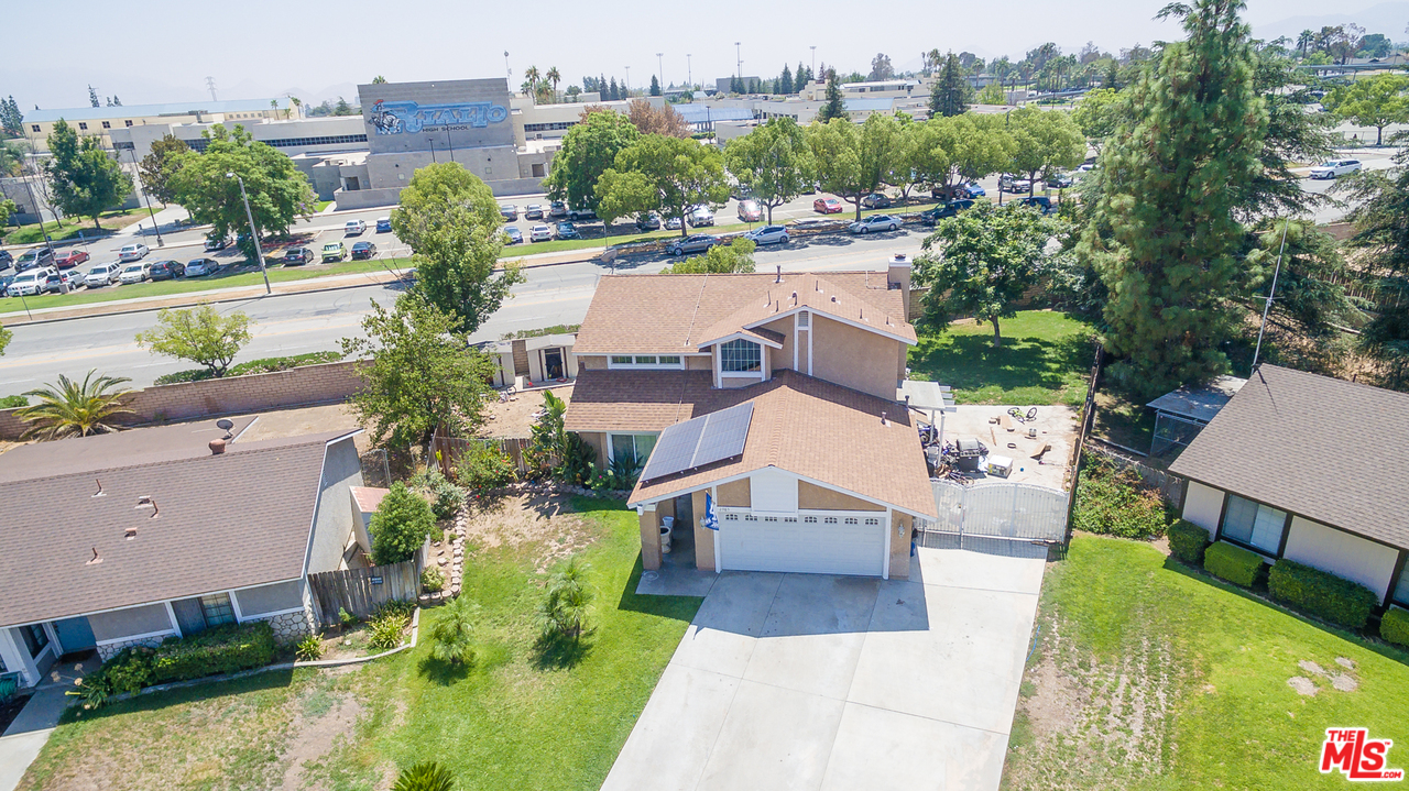 2985 North Chestnut Street Rialto, CA 92376 - Photo 6 of 30 a view of a swimming pool and outdoor space