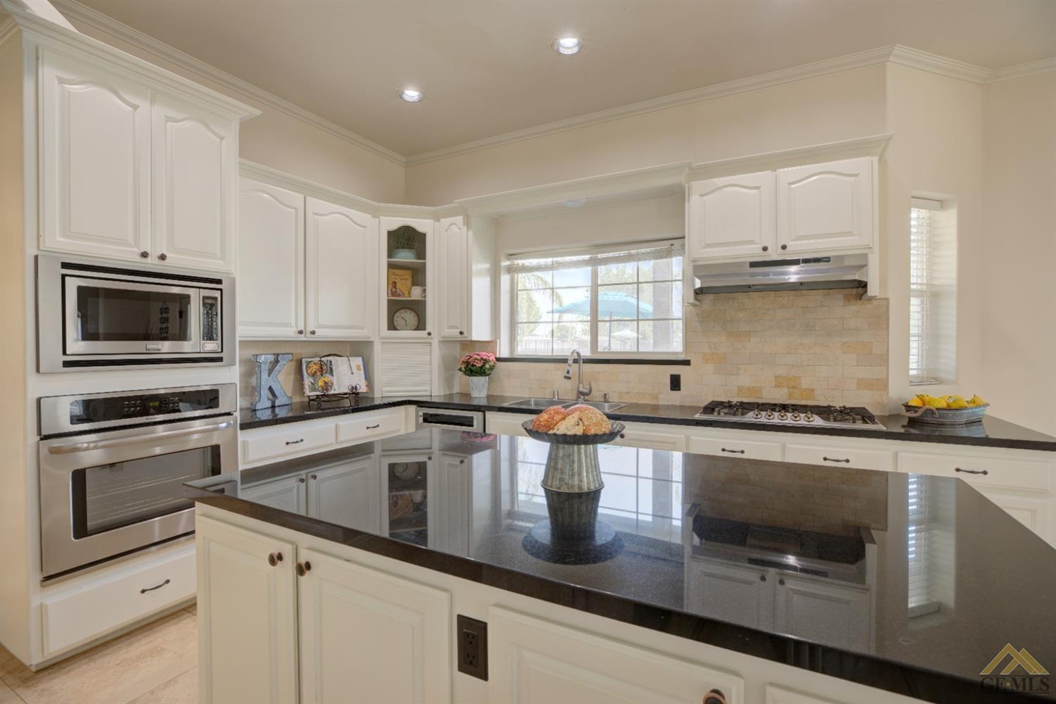 13934 Eberle Road Bakersfield, CA 93313 - Photo 7 of 35