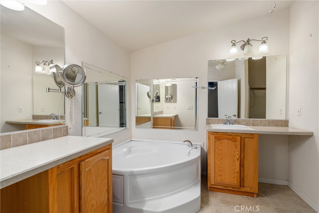 193 Railbridge Road Oroville, CA 95966 - Photo 17 of 32 a spacious bathroom with a tub sink and a large mirror