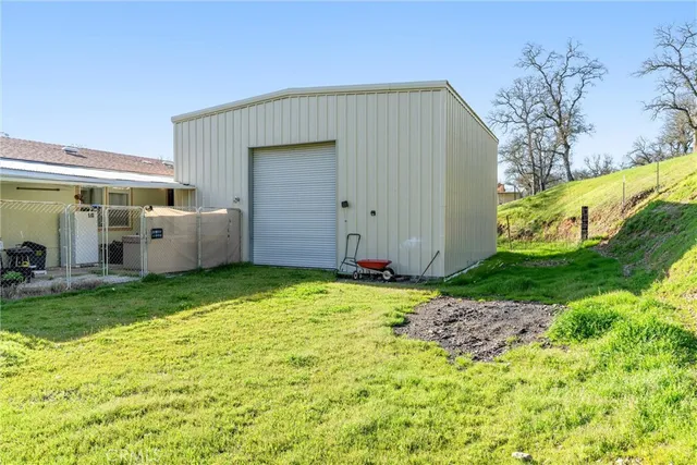 a view of back yard of the house