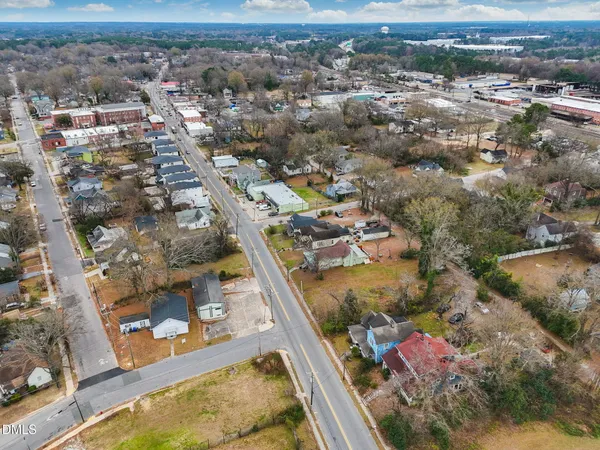 a view of a yard with yellow house
