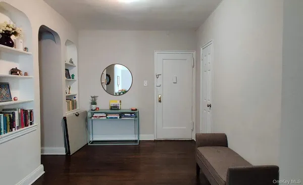 $2,100 | 155-01 90th, Unit 3R | Jamaica Estates