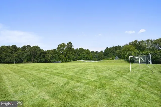 a sign that is sitting on a brick wall