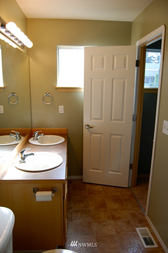 19015 4th Avenue Southeast Bothell, WA 98012 - Photo 10 of 15