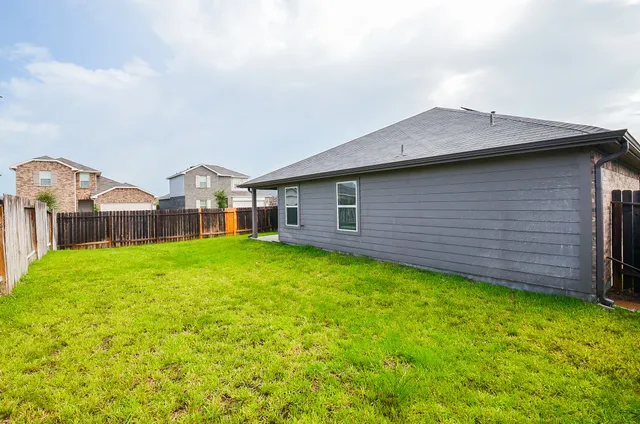 a view of a house with a backyard