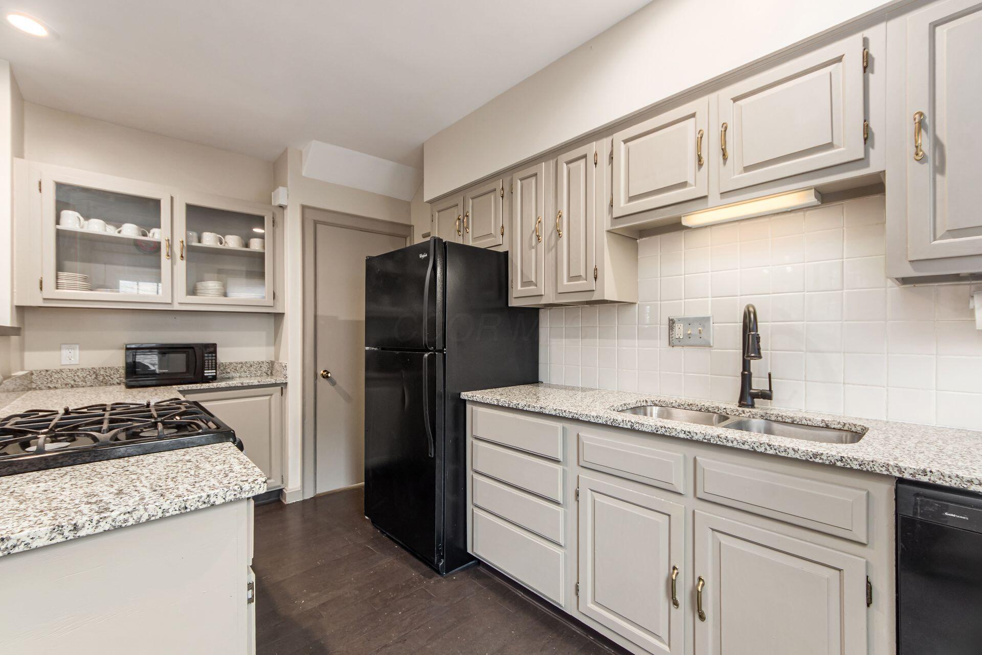 1896 Guilford Road Columbus, OH 43221 - Photo 15 of 42 Granite Counters