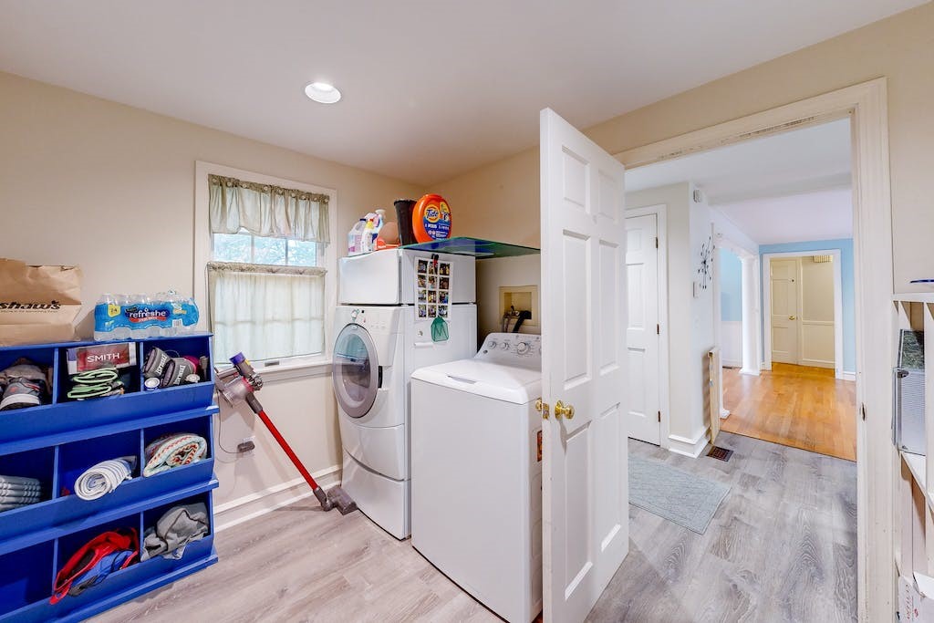 17 Wildflower Road Barrington, RI 02806 - Photo 13 of 34 Mudroom/1st floor laundry