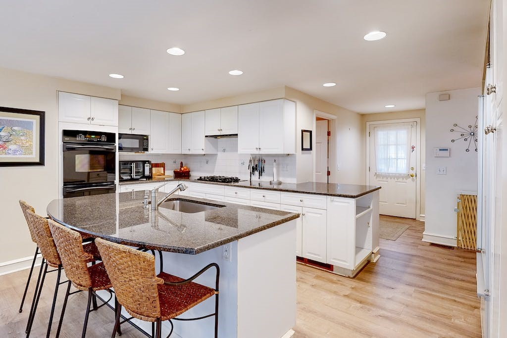17 Wildflower Road Barrington, RI 02806 - Photo 5 of 34 Gallery Image 5
