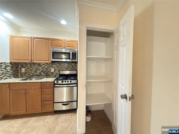 $1,555 | 400 Fairview Avenue, Unit 3D, Fort Lee, NJ 07024