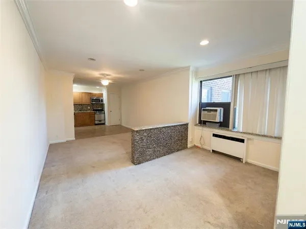 $1,555 | 400 Fairview Avenue, Unit 3D, Fort Lee, NJ 07024