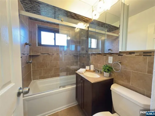 $1,555 | 400 Fairview Avenue, Unit 3D, Fort Lee, NJ 07024